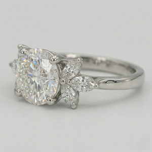 Anillo de Platino con Diamantes Modernos para Mujer, Joyería Fina con Acento de Piedra Brillante y Banda de Platino, para Regalo Nupcial o Uso Diario - Product Image 2