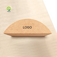Bloc de yoga semi-circulaire en liège recyclé et écologique, personnalisable avec logo, pour l'équilibre