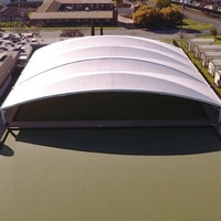Toiture en membrane tendue en PVDF pour terrain de basket extérieur