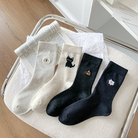 Chaussettes brodées de dessins animés pour femmes, en coton, douces pour la peau, confortables et douces, mi-mollet, élastiques et polyvalentes
