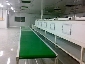 Sistema di trasporto a nastro piatto resistente trasportatore di legname e cartone con recinzione laterale - Product Image 4