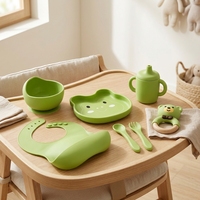 Ensemble de vaisselle pour bébé grenouille vert clair en silicone avec bavoir, bol, tasse, cuillère, fourchette et anneau de dentition