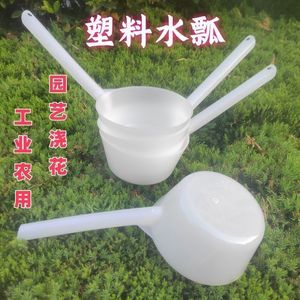 Cucharón de Agua de Plástico Blanco con Mango Largo para Uso Industrial - Product Image 1