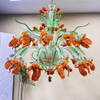 Lustre en verre soufflé artisanal floral de luxe avec structure métallique, luminaire suspendu pour la décoration de grandes salles