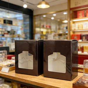 صناديق هدايا مخصصة صغيرة باللونين الأسود والوردي من الورق المقوى العاجي مع بطاقة PET - Product Image 4