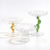 Présentoir à gâteau en verre d'art moderne, plat à fruits à bord ondulé, support à snacks sculptural à tige torsadée, bol coloré sur pied haut, décoration de table de mariage