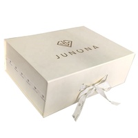Boîte rigide personnalisée couleur crème pour robe de mariée avec fermeture magnétique, ruban, logo, matériaux recyclés, pelliculage brillant et gaufrage