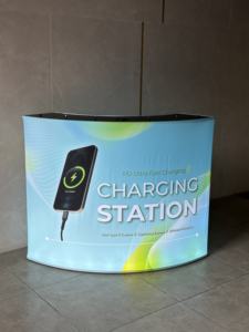 Table de recharge sans fil portable rétroéclairée à succès REX ZAG ARC avec personnalisation de la marque, station de recharge de téléphone portable pour exposition - Product Image 6