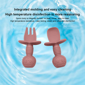 Ensemble de couverts pour bébé en silicone de qualité alimentaire, sans BPA, avec manche court, fourchette et cuillère souples pour l'apprentissage de la nourriture - Product Image 4