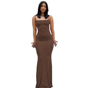 Vente en gros de vêtements personnalisés pour femmes, été, en tissu polyester, couleur unie, moulant, jupe sirène longue, robes maxi sexy - Product Image 1