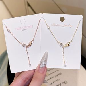 Collana di lusso Koi di lusso da donna ciondolo con zircone di forma geometrica alla moda catena di clavicola per anniversario luce di nicchia - Product Image 1