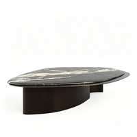 Table basse en marbre irrégulier Dream Home Organic, avec détails incurvés artistiques incrustés, support bronze foncé, mobilier haut de gamme pour villa.