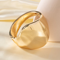 Bracelet asymétrique irrégulier en gros, plaqué or, en forme de coquillage, hautement poli, avec charnière à ressort, pour femme