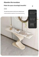 Table console moderne de style italien, minimaliste et luxueuse, avec plateau en dalle de pierre et structure en métal pour salon, entrée, couloir
