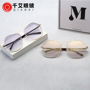 Lunettes de soleil rétro Qianai, monture dorée, verres dégradés roses, UV400, unisexe, design polygonal irrégulier - Product Image 2