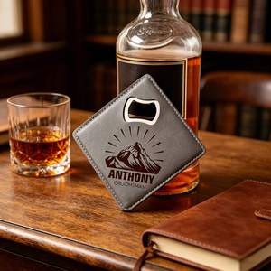 Ouvre-bouteille carré gravé pour bière, outil de bar en acier inoxydable personnalisé enveloppé de cuir - Product Image 2