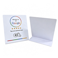Carte Google Review programmable 13,56 MHz NFC pour table, configurée indépendamment pour lier la carte à la carte de visite.