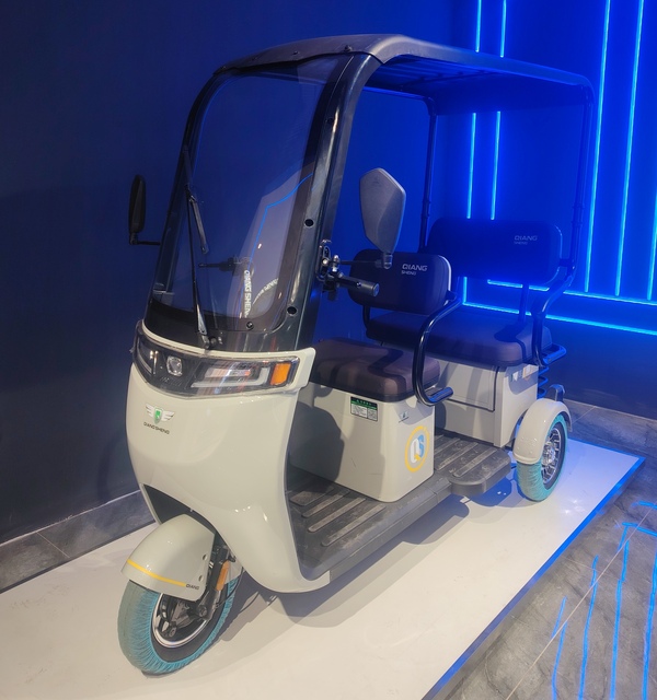 Battery Powered Mini 3 Wheel Motor Tricycle With Top Roof Adult Electric Rickshaw Mobility Scooter