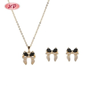 Juego de Joyería Clásico con Lazo Chapado en Oro de 18K, Collar y Aretes con Zirconia en Forma de Corazón Negro para Mujer, Ideal para Bodas y Fiestas - Product Image 2
