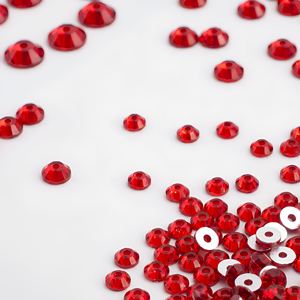 Cuentas <span class=keywords><strong>de</strong></span> diamantes <span class=keywords><strong>de</strong></span> imitación brillantes <span class=keywords><strong>de</strong></span> 6 mm con resina epoxi Siam, parte trasera plana, orificio central, para coser, empaquetadas en caja, modelo YAXI 227-6 - Product Image 2