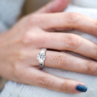 Großhandel Mode 925 Sterling Silber Ring Klassischer Vier-Krallen 8mm 2Ct Moissanit Breiter Massiver Ring Verlobungs-Ehering Unisex