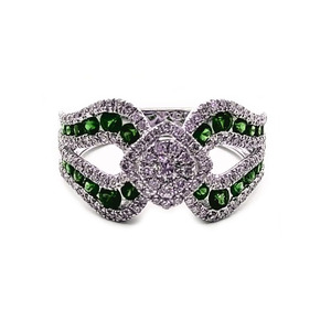 Anillo de Moda de Oro Blanco de 18k con Esmeralda y Engaste de Puntas para Bodas y Fiestas Unisex - Product Image 1