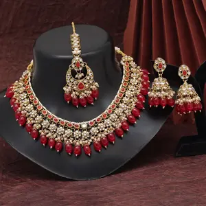 Derniers bijoux indiens de mode exclusifs collier Kundan de mariage lourd ensemble avec boucles d'oreilles maangtikka Collection pour fille