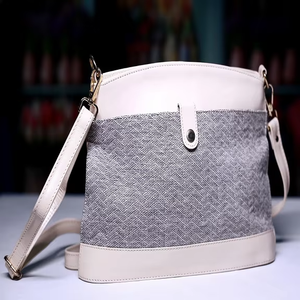 Venta al por mayor de lona y cuero bolso de mano para mujer bolso de hombro de diseñador duradero con botón a presión clásico y gancho de correa - Product Image 1