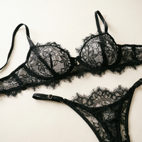 Ensemble de lingerie en dentelle noire avec soutien-gorge demi-bonnet à armatures et culotte string ajourée, personnalisable avec marque privée, pour femmes, vente en gros