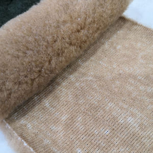 Tapis en tissu de fourrure de mouton synthétique en polyester chaud et confortable - Product Image 1