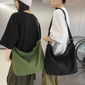 Sac bandoulière pour homme en cuir imperméable de couleur unie noir 8 pouces pour les voyages de loisirs - Product Image 1
