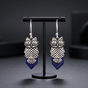 Pendientes Huggie de Latón con Diseño de Búho en Espada y Lapislázuli, Bañados en Oro de 18K, Gema Azul, Modernos, para Aniversario - Product Image 2