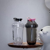 Bouteille d'eau personnalisée de 16oz 500ml en forme de capsule anti-fuite PC blanche transparente et transparente pour shaker de fitness en plein air