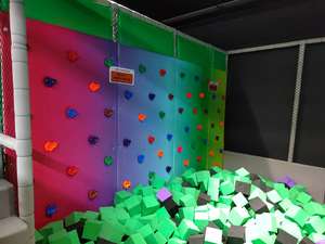 Laberinto de toboganes de neón Ledi, equipo de juegos interior suave para niños, modelo Anshun, capacidad máxima 500, para juegos en interiores. - Product Image 2