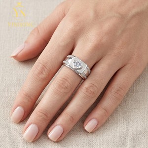 Anillo de Hombre con Moissanita Redonda Chapado en Oro de 14K, Banda de Cuatro Puntas con Piedras Laterales para Boda o Compromiso - Product Image 6