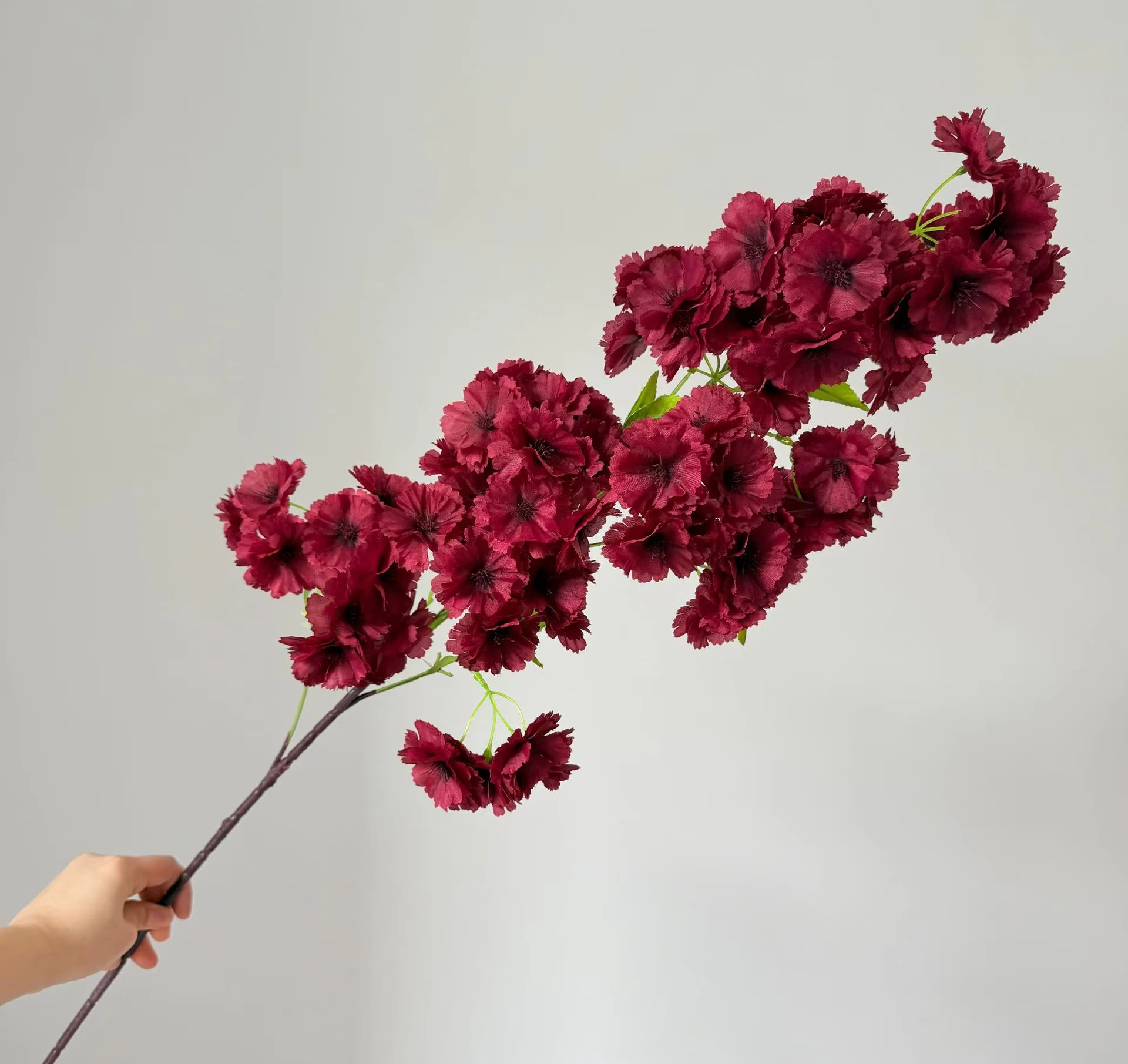 Fleur artificielle de cerisier, couleur cerise vive.