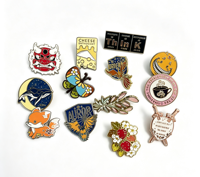 Badge émaillé personnalisé plaqué or avec attache métallique, épingle de revers en alliage de zinc émaillé dur pour cadeaux d'entreprise, d'anniversaire scolaire
