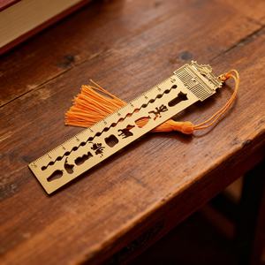 ที่คั่นหนังสือโลหะแบบกำหนดเองขายส่ง ดีไซน์สร้างสรรค์  แบบเจาะลายเคลือบทอง เคลือบเงิน พร้อมพู่ห้อย สำหรับโรงเรียน - Product Image 3