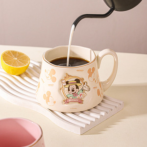 Tasse en céramique mignonne de la série badges Mickey et Minnie - Tasse à café de dessin animé pour couples, tasse à petit-déjeuner en céramique de haute qualité, idéale comme cadeau - Product Image 3