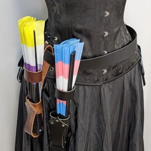 Étui de protection portable en cuir PU classique pour éventail médiéval, sac de rangement durable à la taille, cadeaux personnalisés pour cosplay Renaissance - Product Image 1