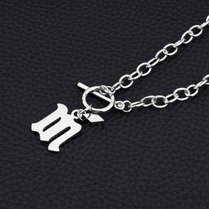 Nuevo Collar con Colgante de Letra A-Z de Diseño Simple y Lujoso, Plateado, Unisex, de Acero de Titanio, Joyería al por Mayor - Product Image 3