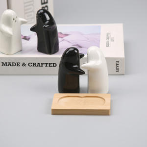 Juego de Salero y Pimentero de Cerámica con Diseño Moderno y Divertido de Fantasmas Abrazándose en Blanco y Negro - Product Image 2