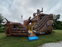 Château gonflable bateau pirate, thème nautique pour fête d'aventure