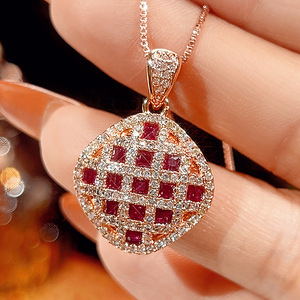 Juego de Anillo, Collar y Aretes Geométricos Cuadrados con Circonitas Rojas y Micropavé, Chapado en Oro sobre Cobre, Estilo Minimalista y Ecológico, para Boda - Product Image 6