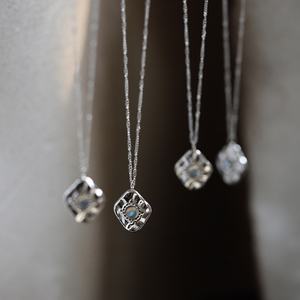 Collar de Piedra Lunar Natural Gris, Joyería Energética, Patrón Cuadrado Irregular, Cadena de Acero Inoxidable Plateada, Resistente al Deslustre - Product Image 2