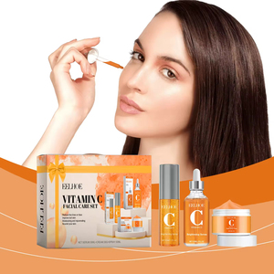 Set de Cuidado de la Piel Enriquecido con Vitamina C para Blanqueamiento, Hidratación y Reducción de Imperfecciones - Product Image 3