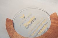 Nouveau trophée en cristal de verre de conception demi-lune sur base en bois massif personnalisée et créative