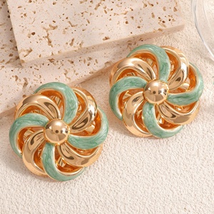 Pendientes de moda de alta gama Jingciren Boutique: nuevos pendientes huecos con diseño floral, estilo retro exagerado para mujer. - Product Image 6