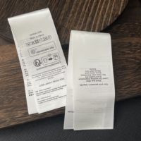 Étiquette d'entretien de lavage en satin de polyester imprimé blanc personnalisé en usine pour les instructions d'entretien des vêtements et l'étiquette de contenu pour les vêtements