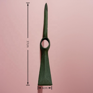 Pioche en acier noir avec manche, fabriquée par Mattock - Product Image 3